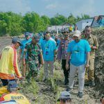 Ket: Gus Yani (Bupati Gresik) menanam rumput vetiver di sempadan sungai kali Lamong bersama warga. (Sumber: Istimewa)